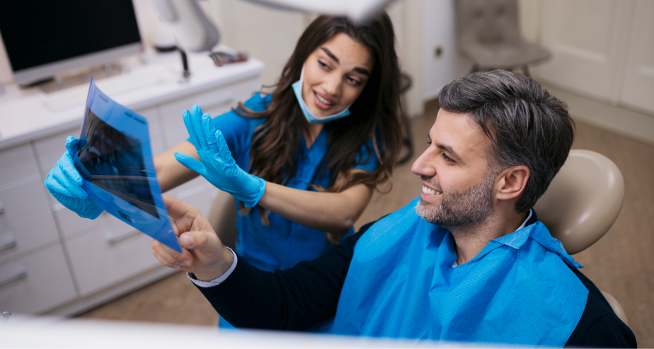 Οδοντίατρος εξηγεί μια ακτινογραφία σε ασθενή